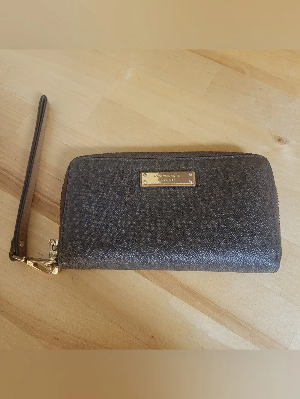 Michael Kors Women's Jet Set Travel Multifunction Phone Case Brown